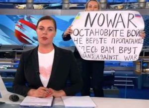 Maria Ovsyannikova interrupts Russian TV broadcast with 'No War' sign (Image: Twitter)
