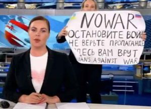 Marina Ovsyannikova hold up 'no war' potser live on Russian TV (Image: YouTube)