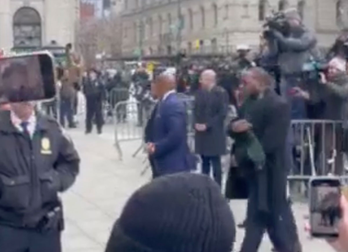 VIDEO: New York Mayor Eric Adams Heckled by Protesters As He Enters Court: ‘You Suck, Adams!’