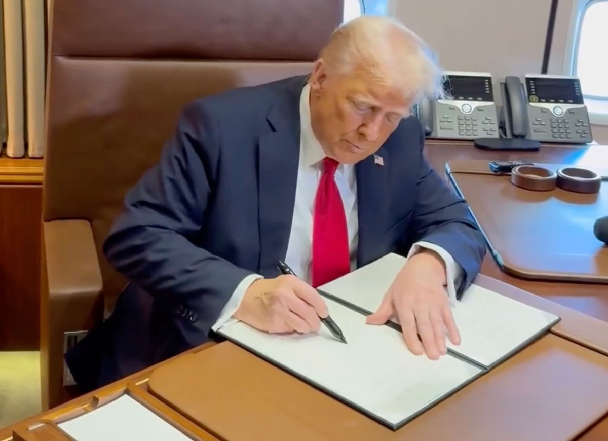 VIDEO: Trump Signs Gulf Of America Proclamation  En Route To Super Bowl